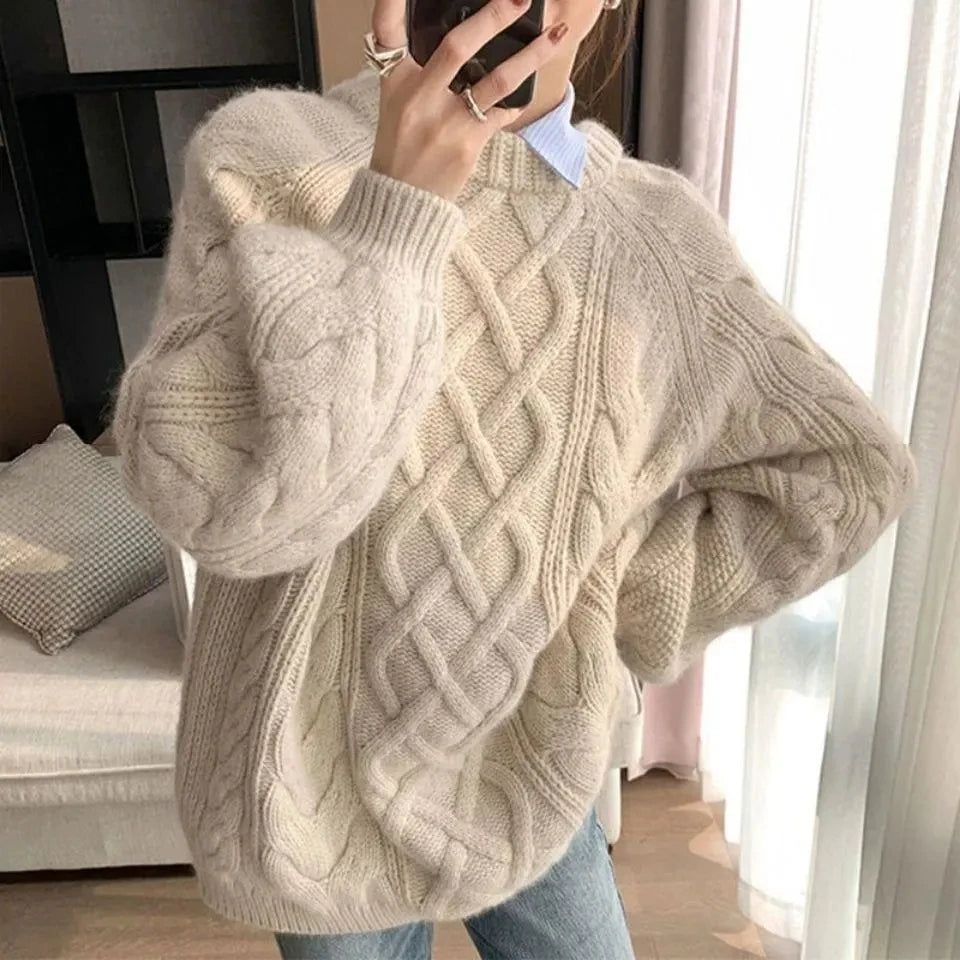 pull de couleur blanc porté par une femme de face