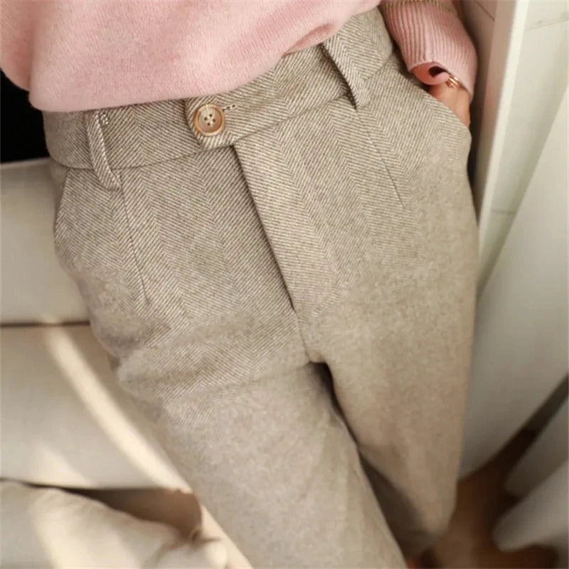 pantalon élégant de couleur blanche crème portée par une femme de face