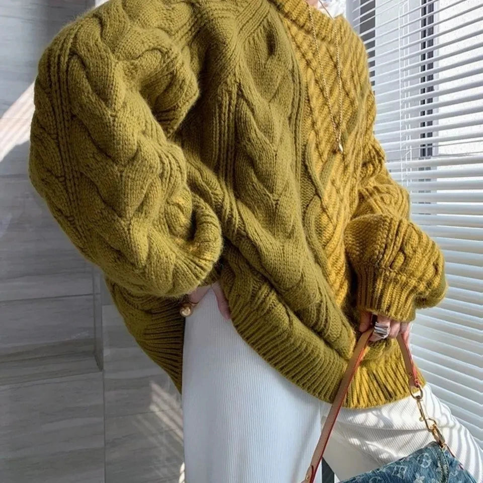 pull de couleur vert porté par une femme de profil