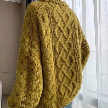 pull de couleur vert porté par une femme de dos