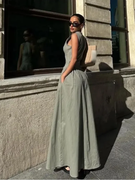 robe de couleur verte porté par une femme de dos dans la rue