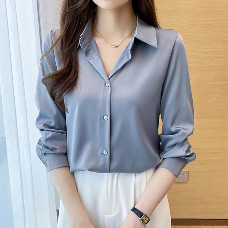 chemise de couleur gris foncé portée par une femme