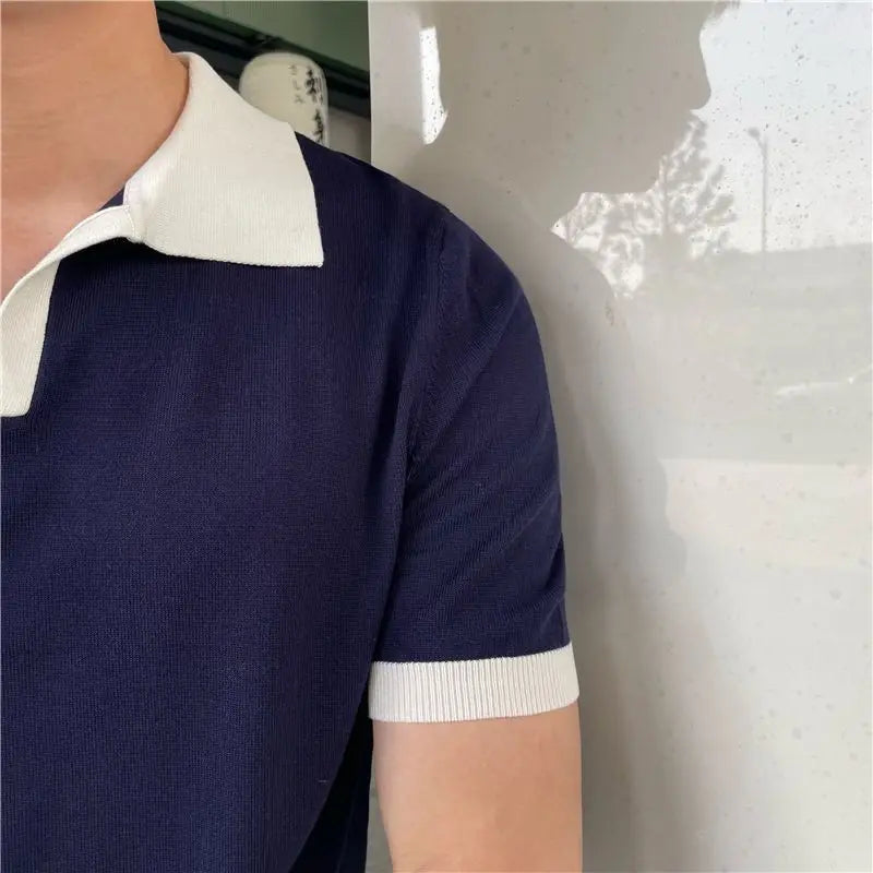 épaule d'un homme portant un polo très classe de couleur bleu navy