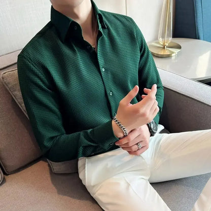 chemise de couleur verte portée par un homme assi