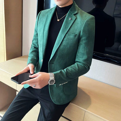 blazer de couleur vert porté par un homme