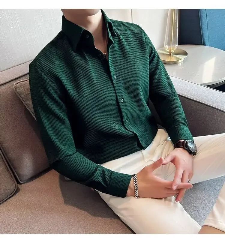 chemise de couleur verte portée par un homme assi croisant les mains