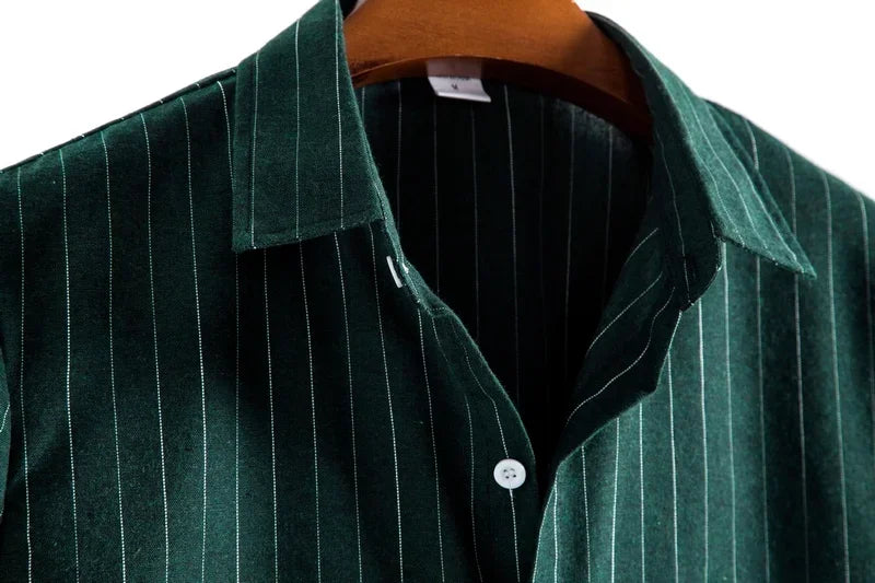 col ouvert d'une chemise de couleur verte