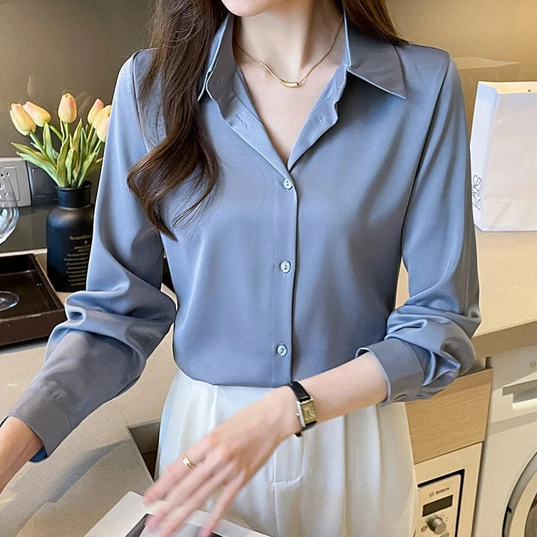 chemise de couleur gris foncé portée par une femme