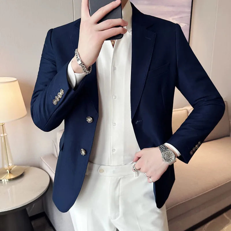 blazer de couleur bleu navy porté par un homme de face