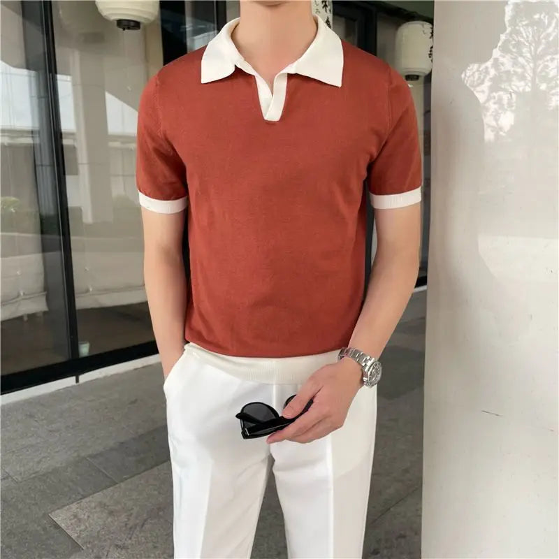 polo porté de face par un homme de couleur marron