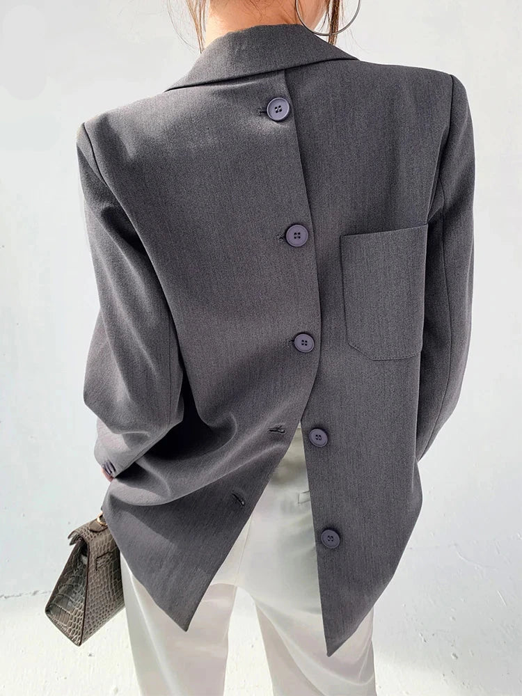 blazer de couleur gris portée par une femme 