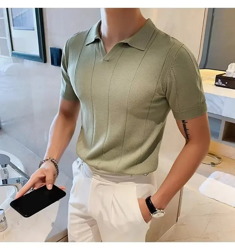 polo de couleur vert porté par un homme de profil avec un téléphone dans la main