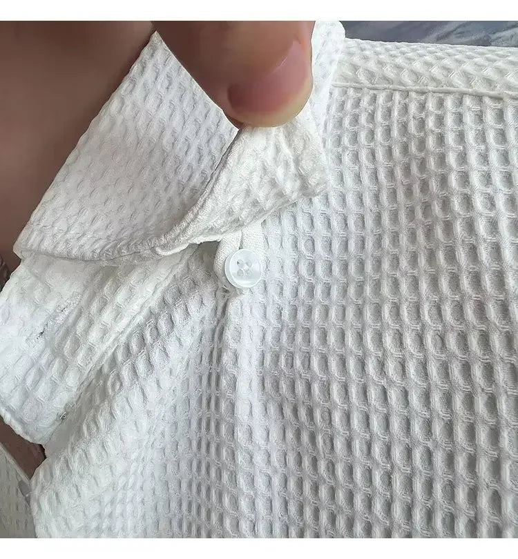 chemise de couleur blanche avec un bouton fermé