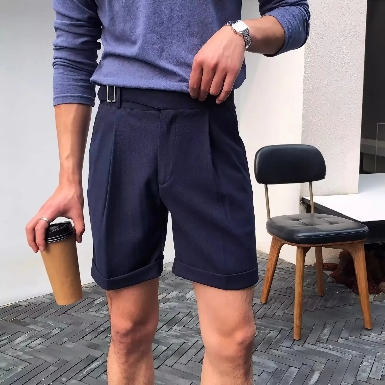 short de couleur bleu porté par un homme