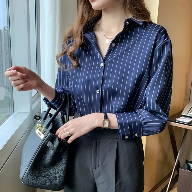 chemise de couleur bleu portée par une femme avec un sac à main