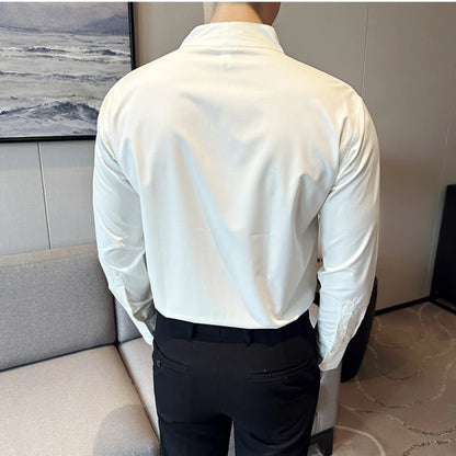 chemise de couleur blanc porté par un homme de dos