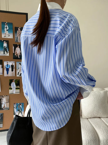 chemise de couleur bleu portée par une femme de dos