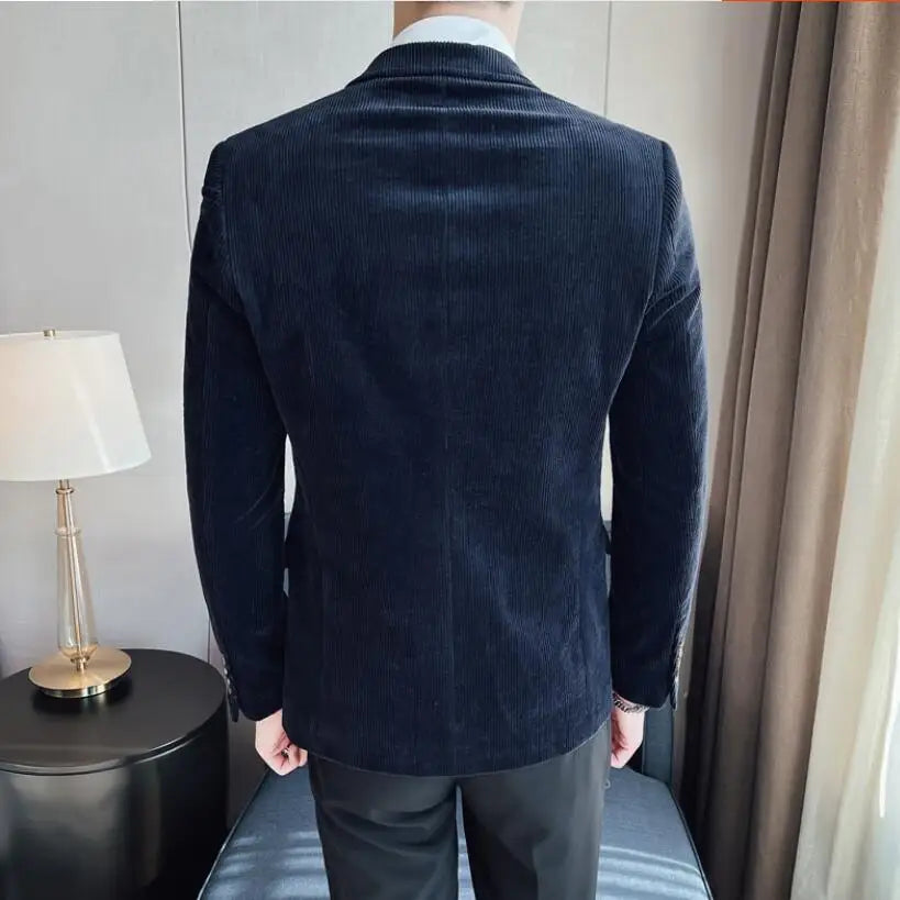 blazer de couleur bleu navy porté par un homme de dos