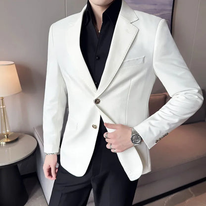 blazer de couleur blanc porté par un homme