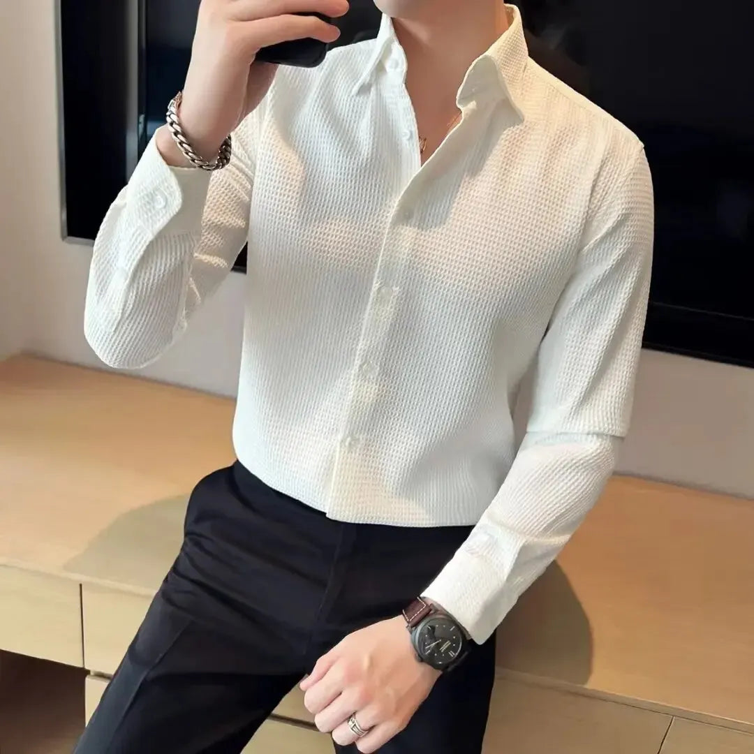 chemise de couleur blanche portée par un homme assi