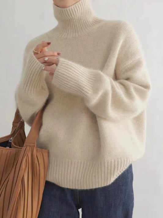 pull de couleur beige porté par une femme de face