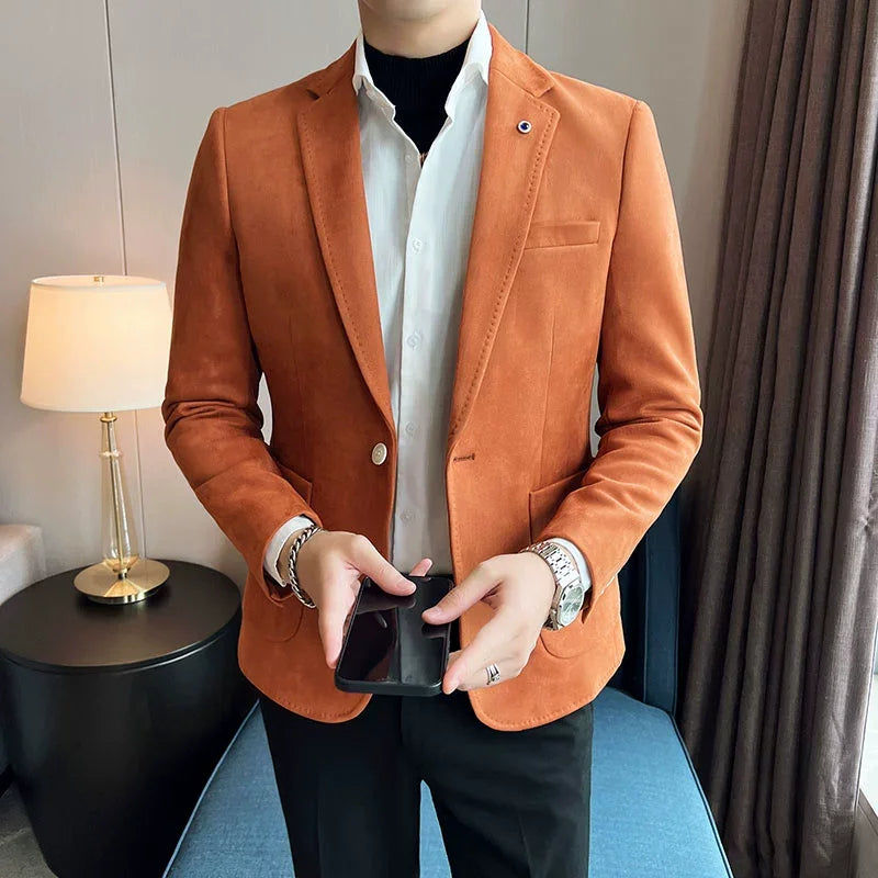 blazer de couleur marron porté par un homme