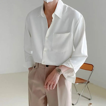 chemise de couleur blanche porté par une homme de face