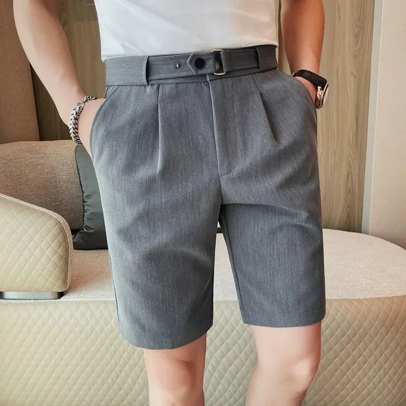 short de couleur gris porté par un homme