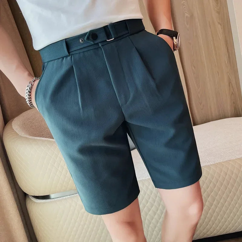 short de couleur bleu porté par un homme