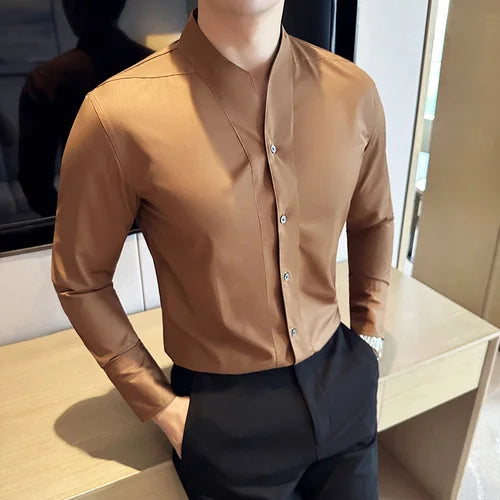 chemise de couleur marron porté par un homme