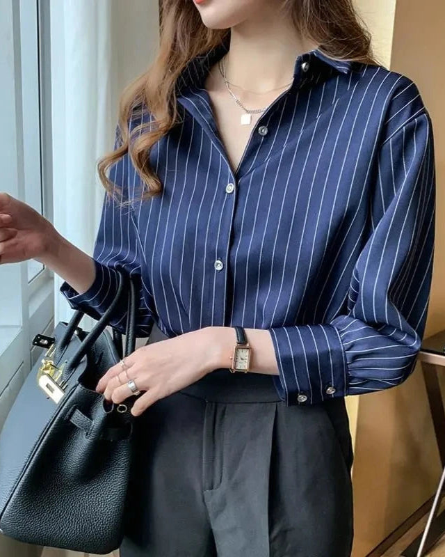 Chemise Agathe femme, bleu, col roulé, manches longues, look chic et sophistiqué.