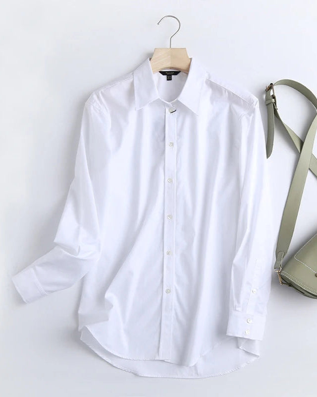 Chemise Blanche femme, parfaite pour un look décontracté et élégant.