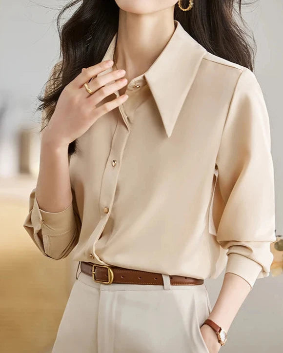 Chemise Honorine femme, champagne, élégante en mousseline de soie, boutonnage simple et chic.