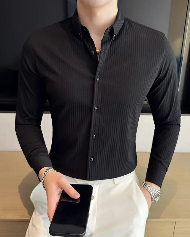 Chemise Yanis homme, noir, pour une tenue chic et sobre avec boutonnage simple.