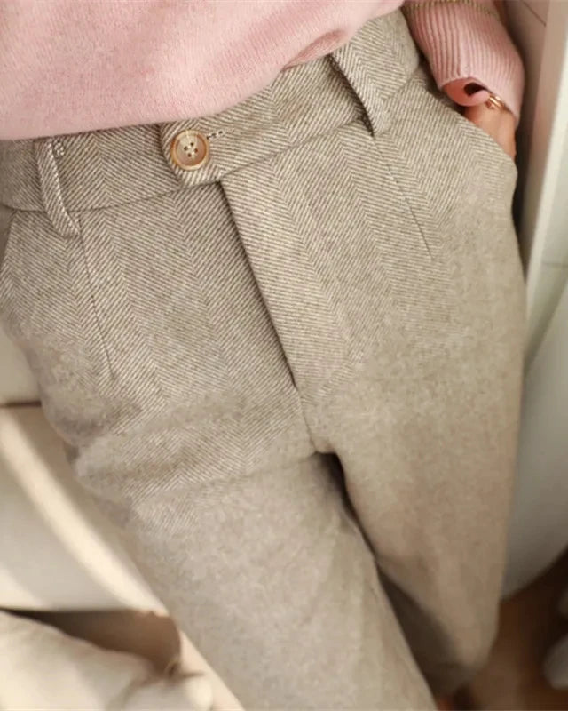 Pantalon Aglaé femme, blanc crème, coupe ajustée crayon, avec bouton et braguette.