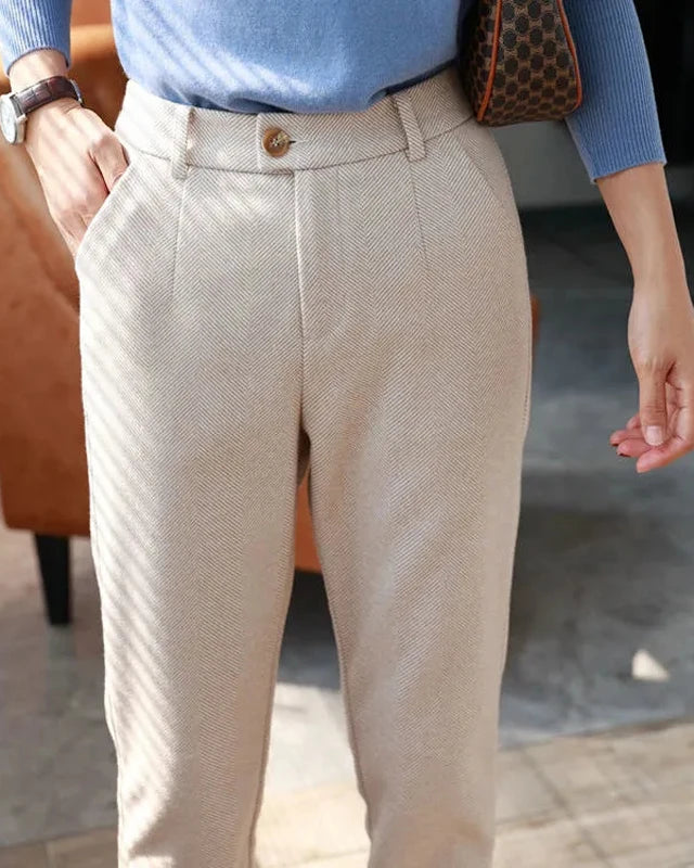 Pantalon Aglaé femme, coupe crayon, disponible en abricot, kaki, et blanc crème.