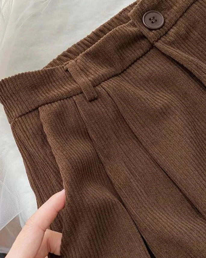 Pantalon Capucine café pour femme, velours côtelé tendance et raffinement.