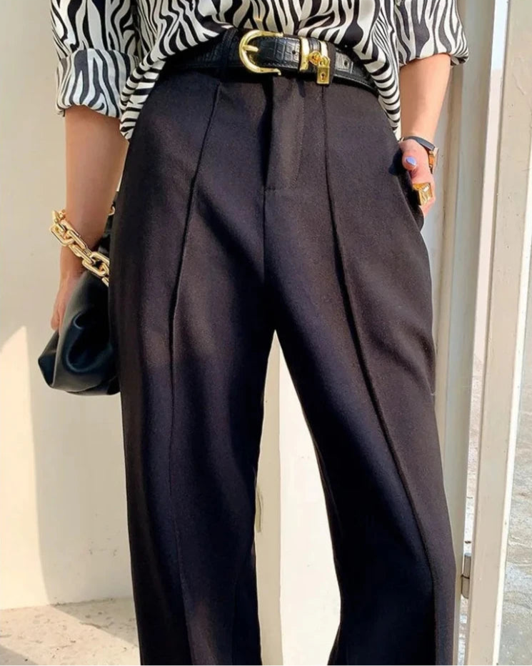 Pantalon Marjolaine noir femme, braguette à boutons et style Old Money chic.