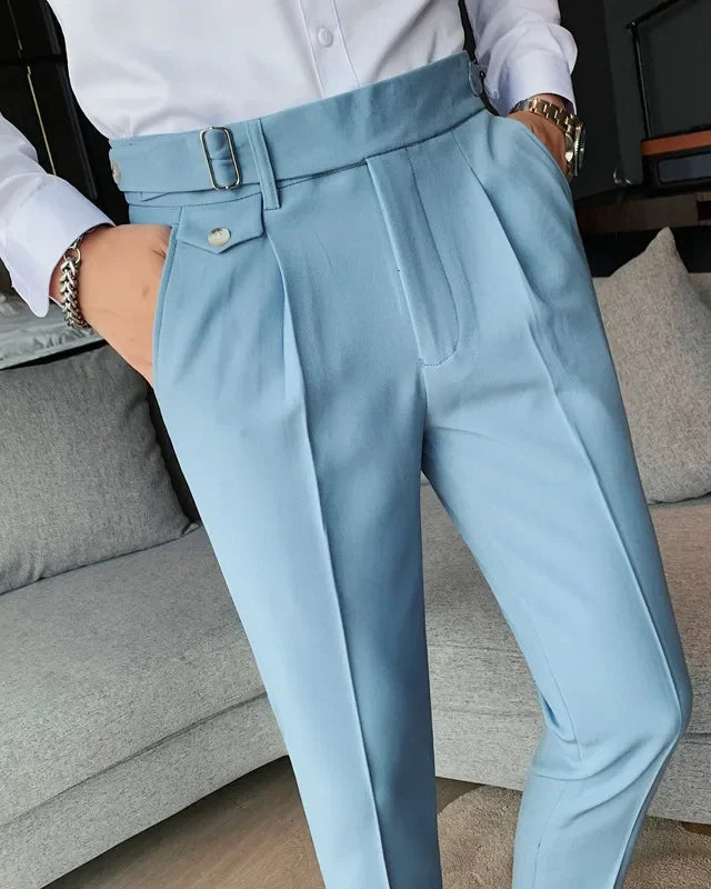 Pantalon Thomas homme, bleu ciel, une touche de raffinement et de modernité.