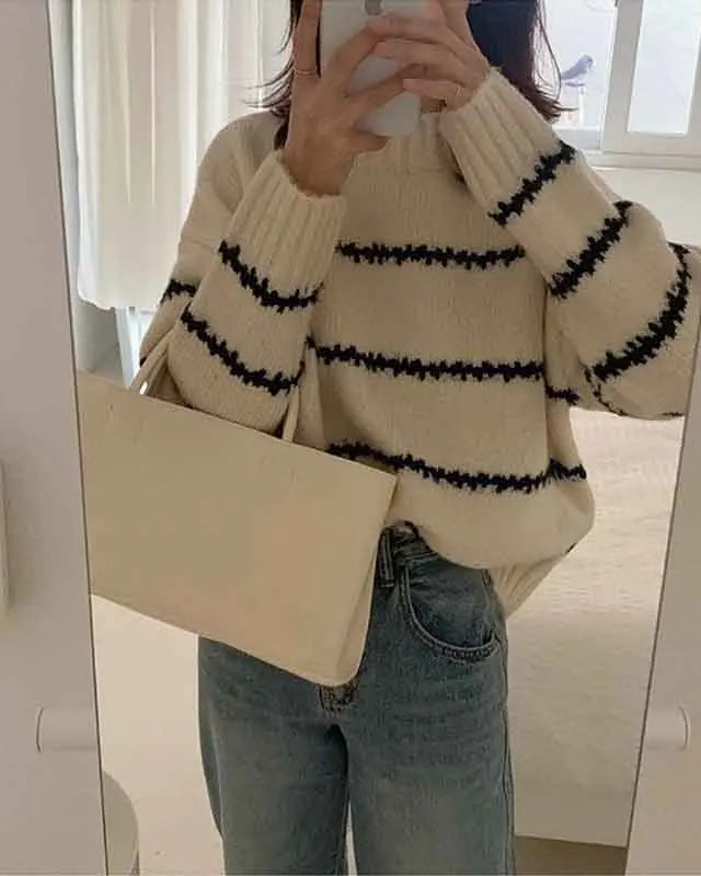 Pull Aélia blanc, parfait pour une tenue décontractée et élégante, col rond.