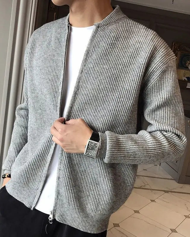 Pull Isaac gris pour homme, laine tricotée, tenue classique et raffinée.