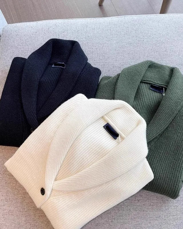 Ensemble des trois couleurs du Pull Malo (kaki, noir, vert), tricoté à plat avec boutonnage élégant.