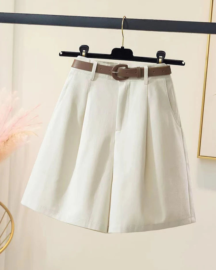 Short Angèle blanc pour femme, braguette à boutons en coton léger.