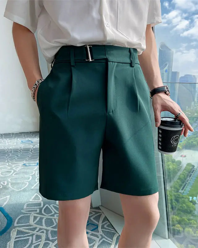 Short Guy homme, vert, inspiration costume, silhouette élégante et moderne.