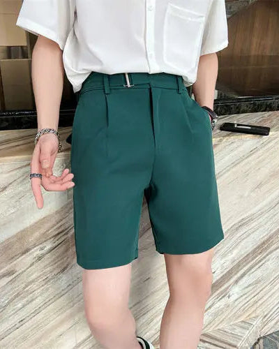 Short Guy homme, vert, inspiration costume, silhouette élégante et moderne.